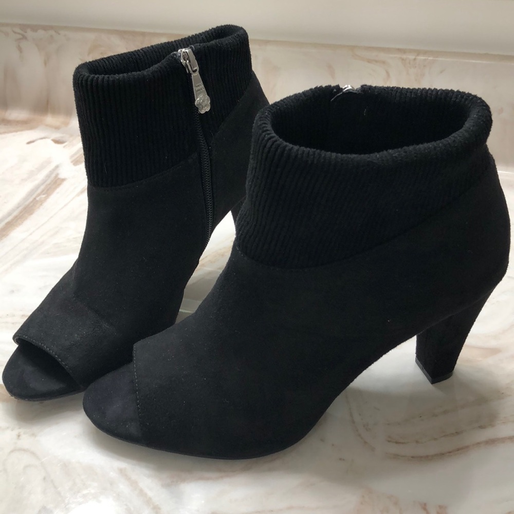 Like new black ankle booties